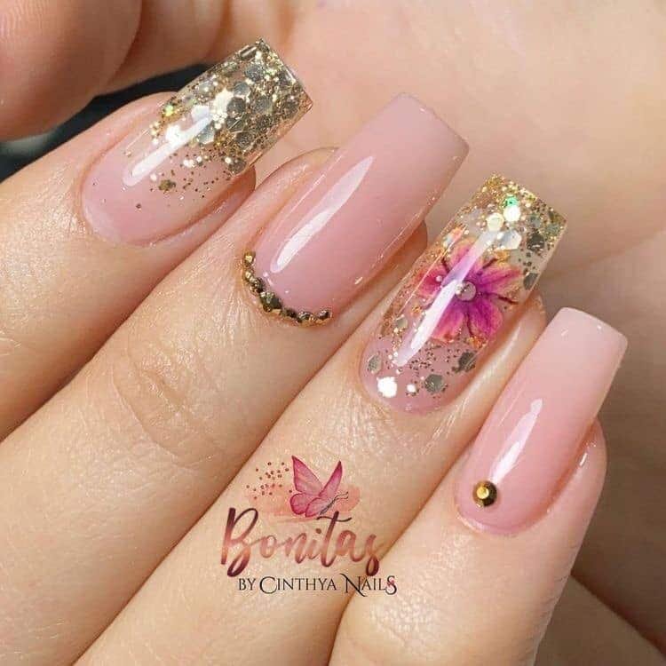 elegantes diseños de uñas polygel